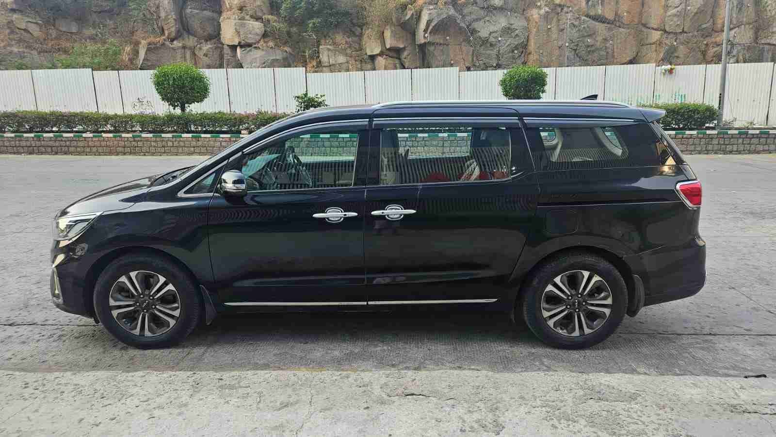 Kia Carnival Limousine+ Diesel Automatic - Image 3