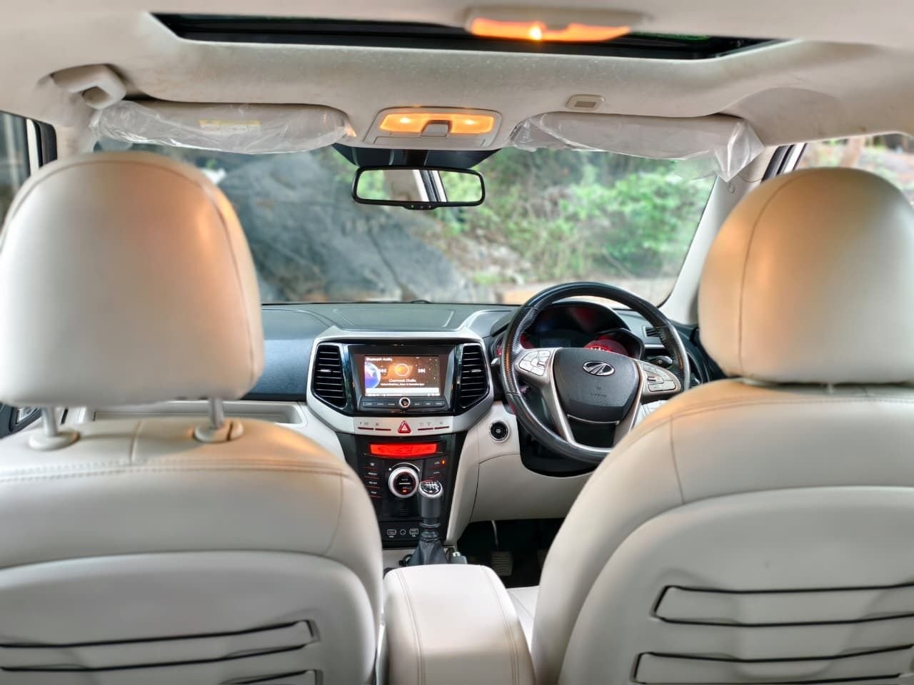 XUV300 W8 Diesel Manual 2022 - Image 2