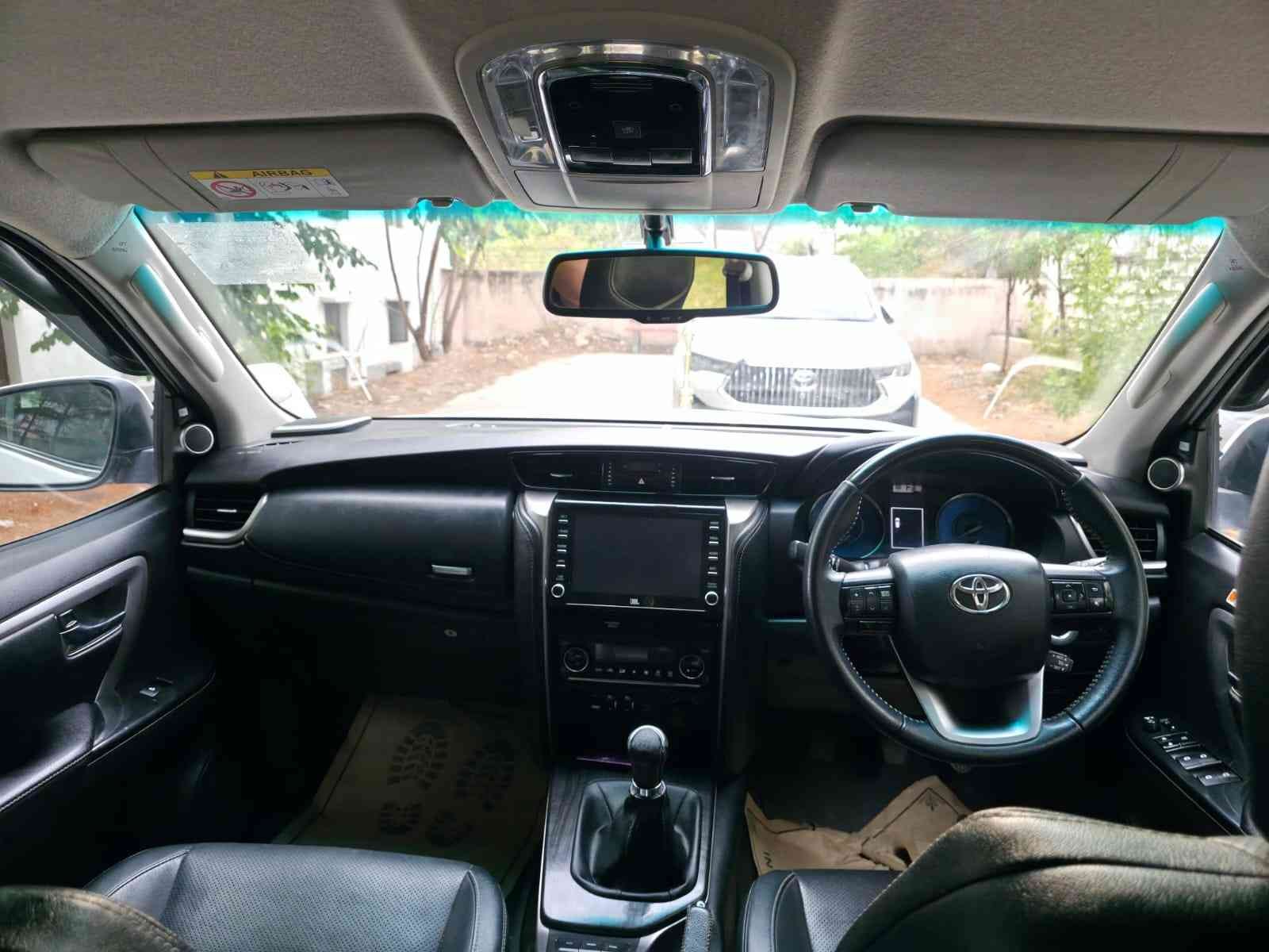Toyota Fortuner Σ4 Diesel Manual - Image 3